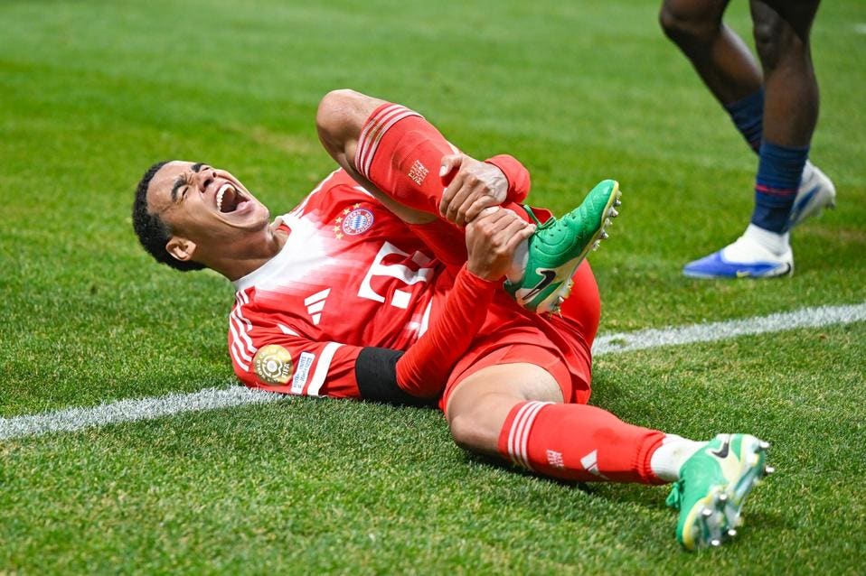 جمال موسيالا يغيب لفترة طويلة بسبب كسر في الشظية وخلع في الكاحل