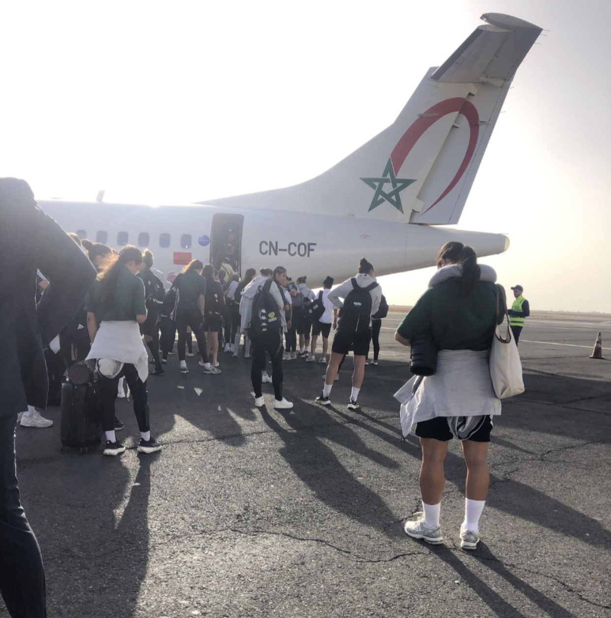 المنتخب الجزائري النسوي يتوجه لمطار وجدة أنجاد عبر الخطوط الملكية المغربية