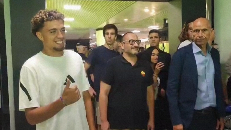 جماهير روما استقبلت نائل بحفاوة