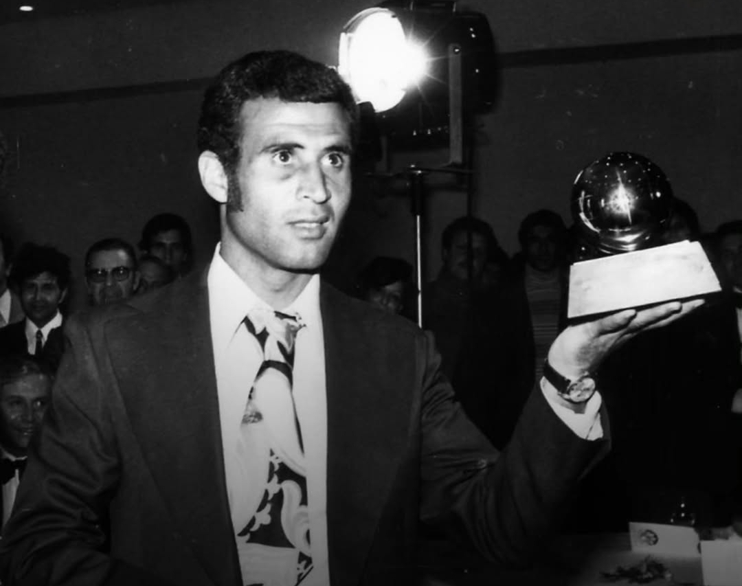 رئيس التحرير يحكي سيرة الأسطورة الذي رحل.. وداعا السي أحمد