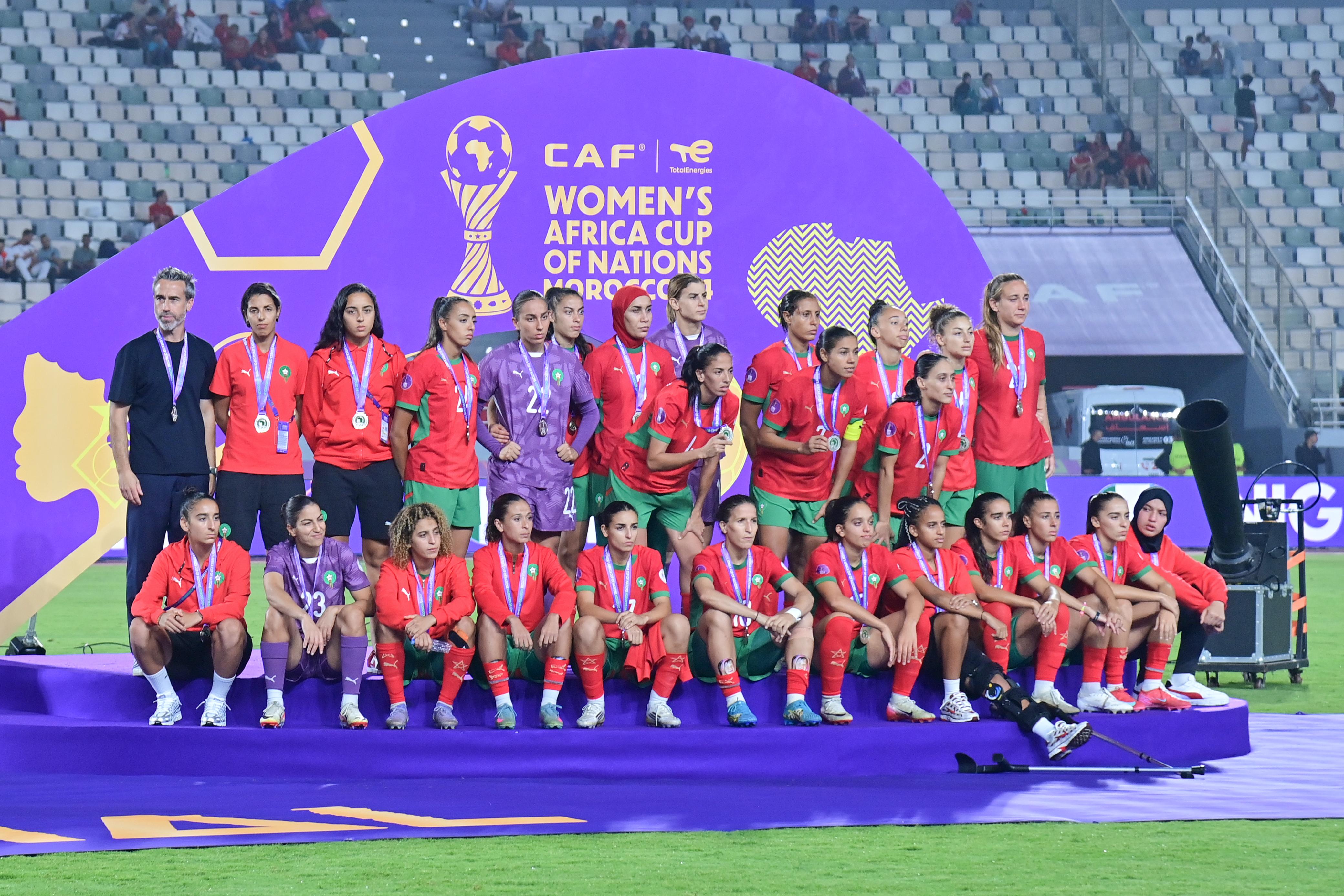 لبؤات حزينات وهن وصيفات