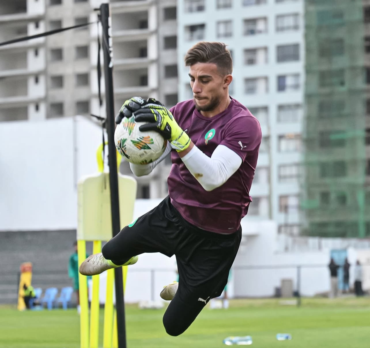 الحرار يتقدم السباق لحراسة مرمى المنتخب المحلي