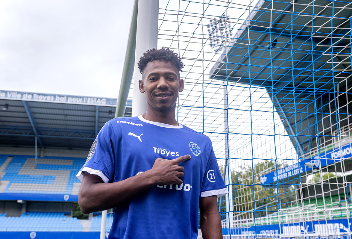 اتحاد تواركة يعير بنطيب لطروا الفرنسي