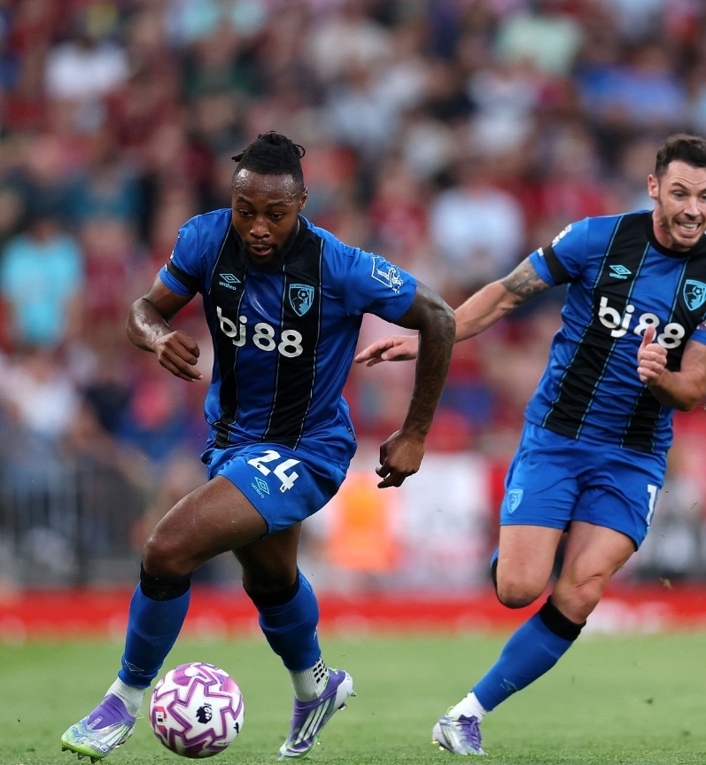 فتح تحقيق بعد إساءات عنصرية ضد سيمينيو أمام ليفربول