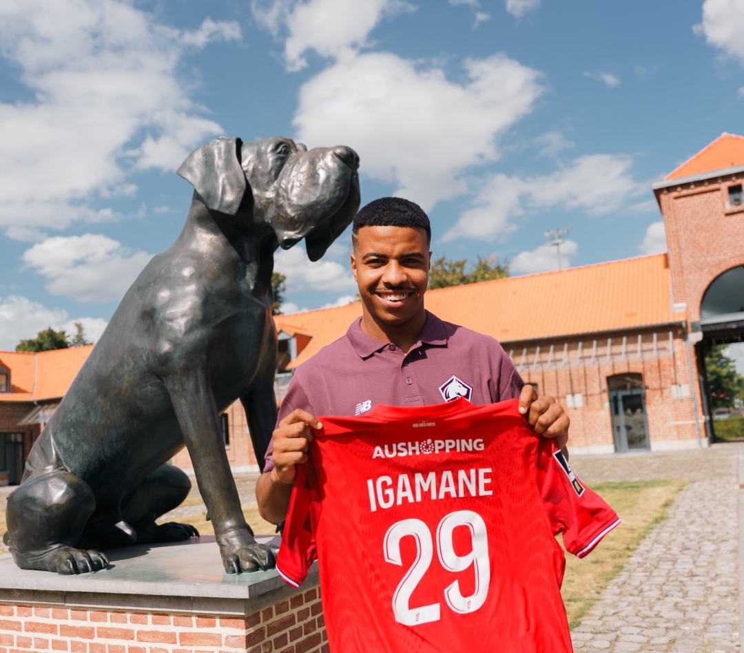 رسميا إكمان يحمل قميص ليل الفرنسي