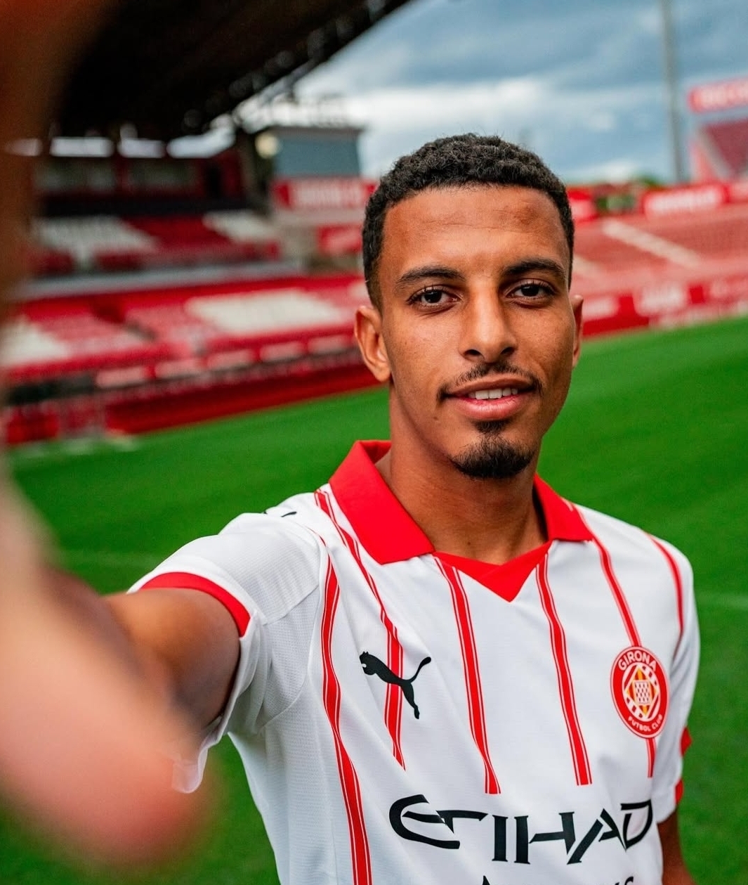 جيرونا يقدم أوناحي للجماهير والإعلام