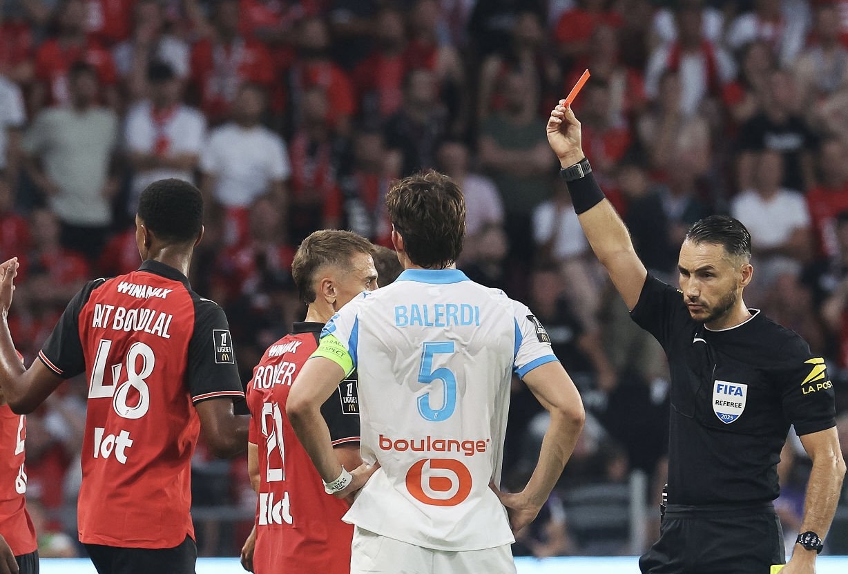 بعد طرده أمام مارسيليا.. إيقاف المغربي آيت بودلال لمباراتين