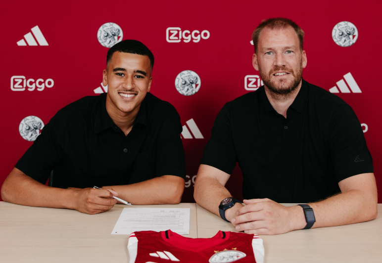 المدير الرياضي لأياكس سعيد بتوقيع عقد وزان