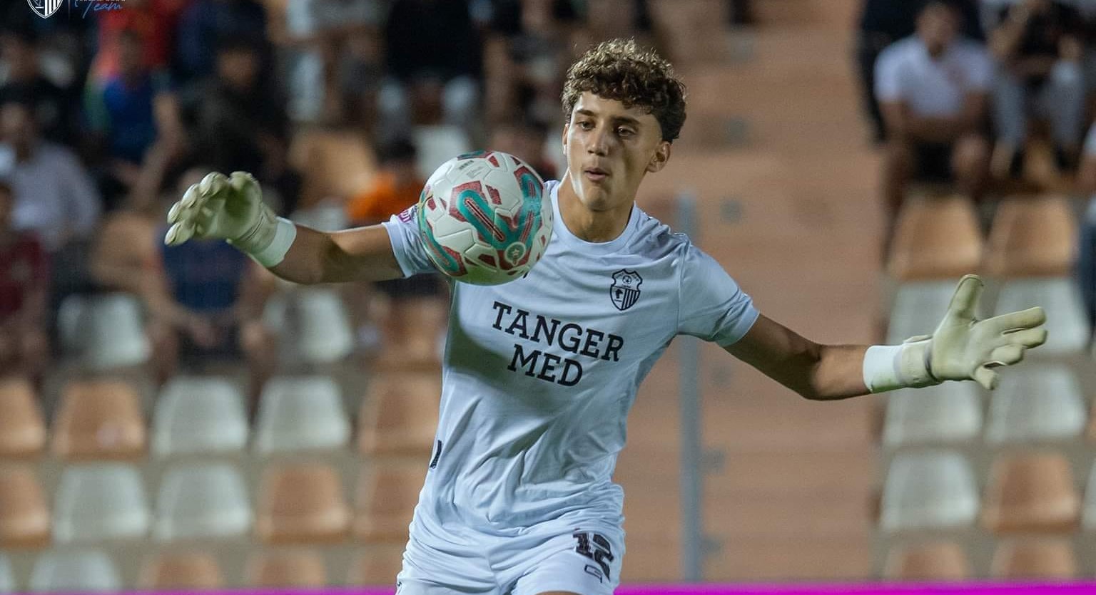 حارس إتحاد طنجة ريان أزواغ يوقع لنادي إشبيلية الإسباني