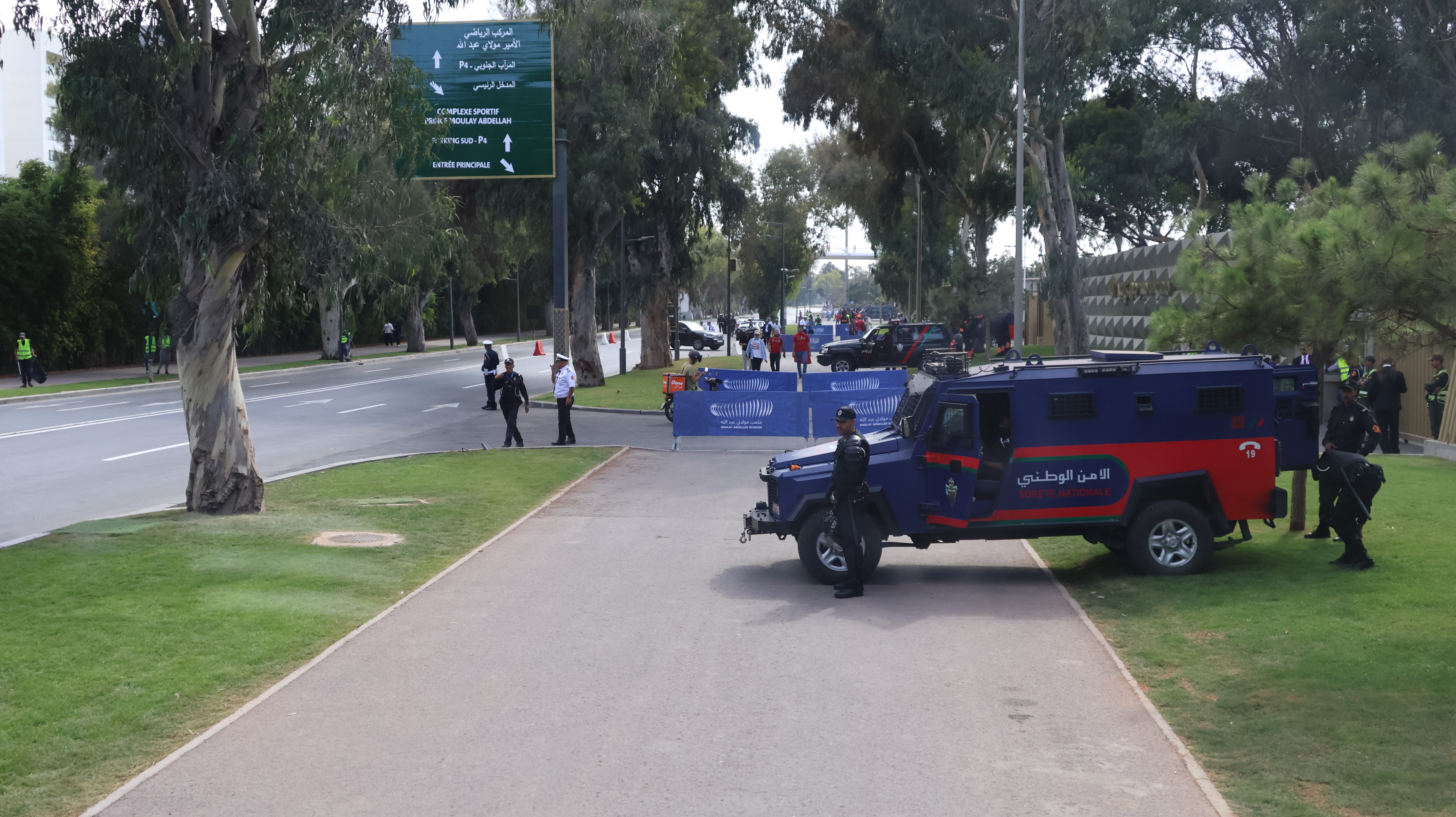 تفتيش صارم للجماهير قبل دخول الممرات المؤدية لمركب مولاي عبد الله