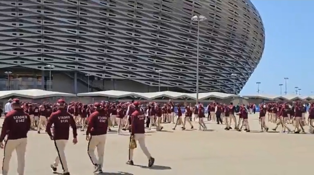 المتطوعون بأدوار محددة وتقديم العلم الوطني للجماهير