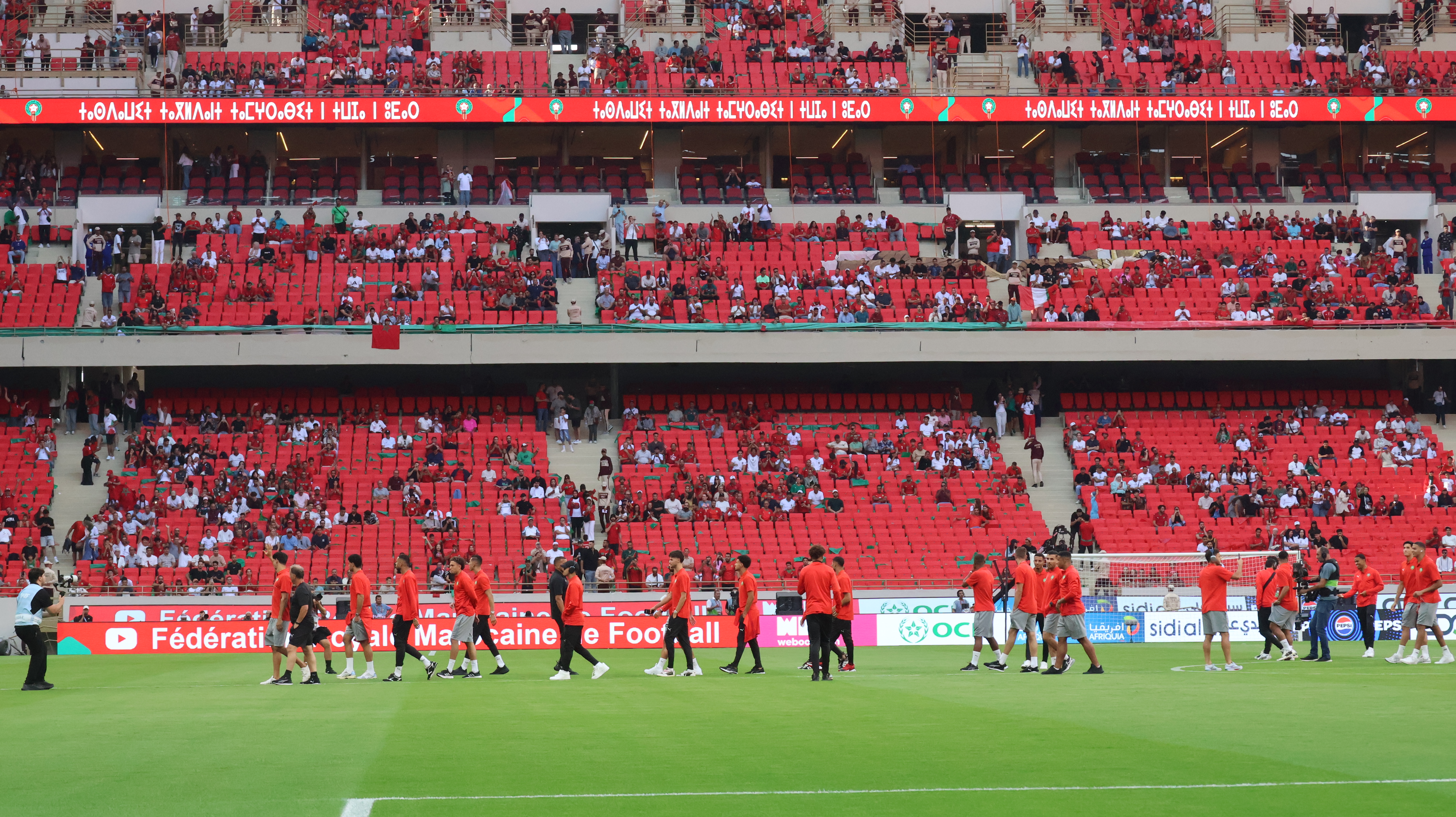 تفاعل الجماهير مع أسود الأطلس بعد دخول أرضية الميدان