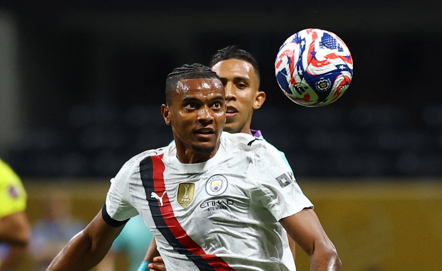 أكانجي يحط الرحال في إنتر بعقد إعارة لموسم واحد