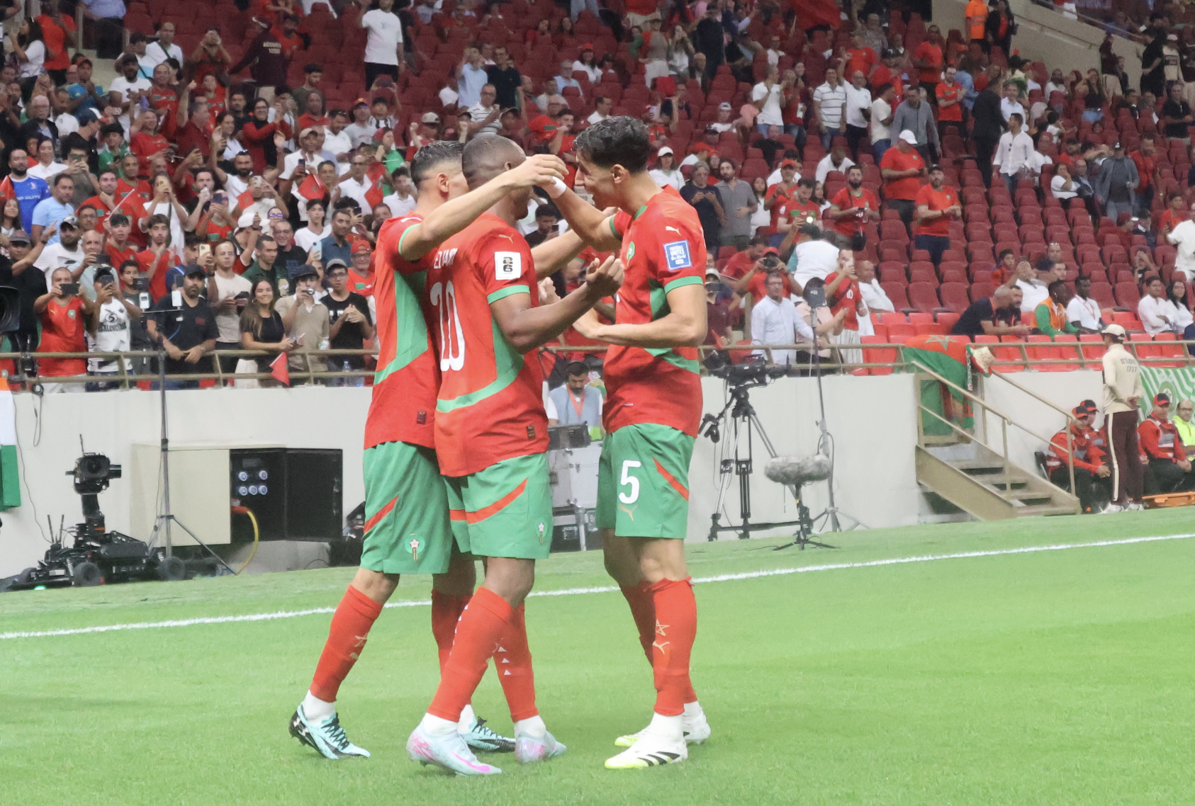 كراسي فارغة لمباراة لعبت بشبابيك مغلقة، لماذا؟