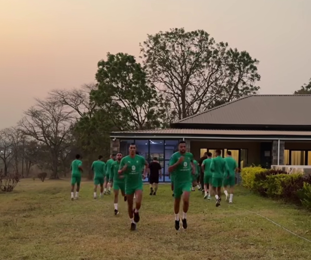 المنتخب الوطني يجري أول حصة بحديقة الفندق بزامبيا