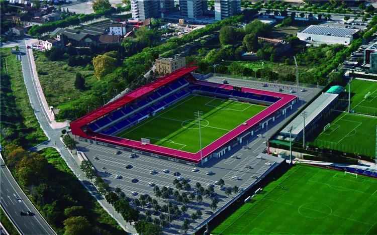 برشلونة يخوض أول مباراة على أرضه هذا الموسم على ملعب تدريب