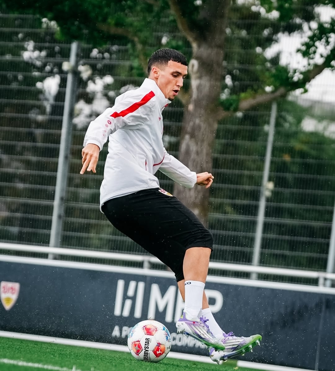 بلال الخنوس  التحدي  الجديد لشتوتغارت