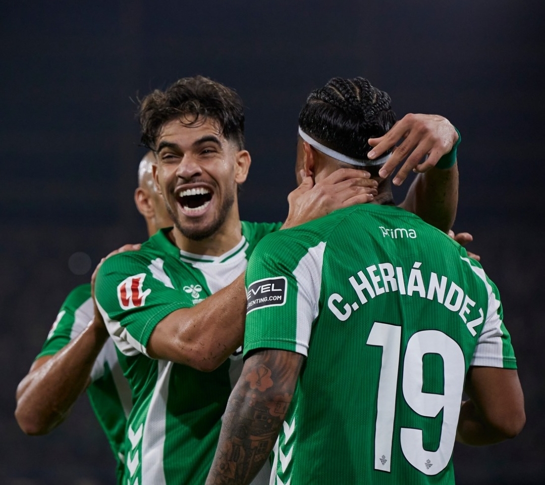 صحيفة  AS  تقطر العسل على الزلزولي