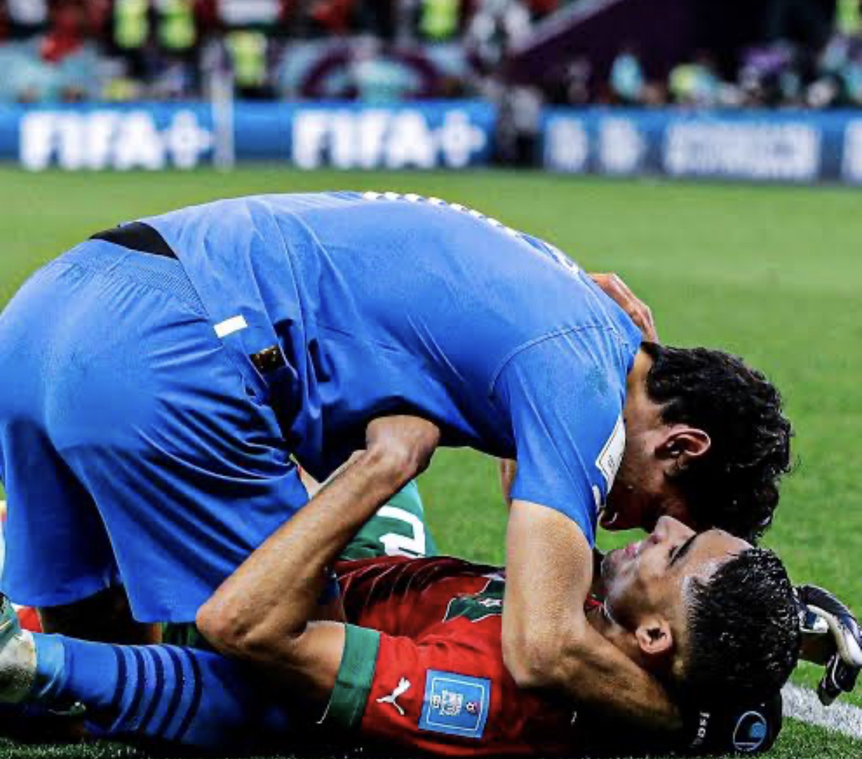 حكيمي وبونو.. كرة ذهبية وقفاز ذهبي!