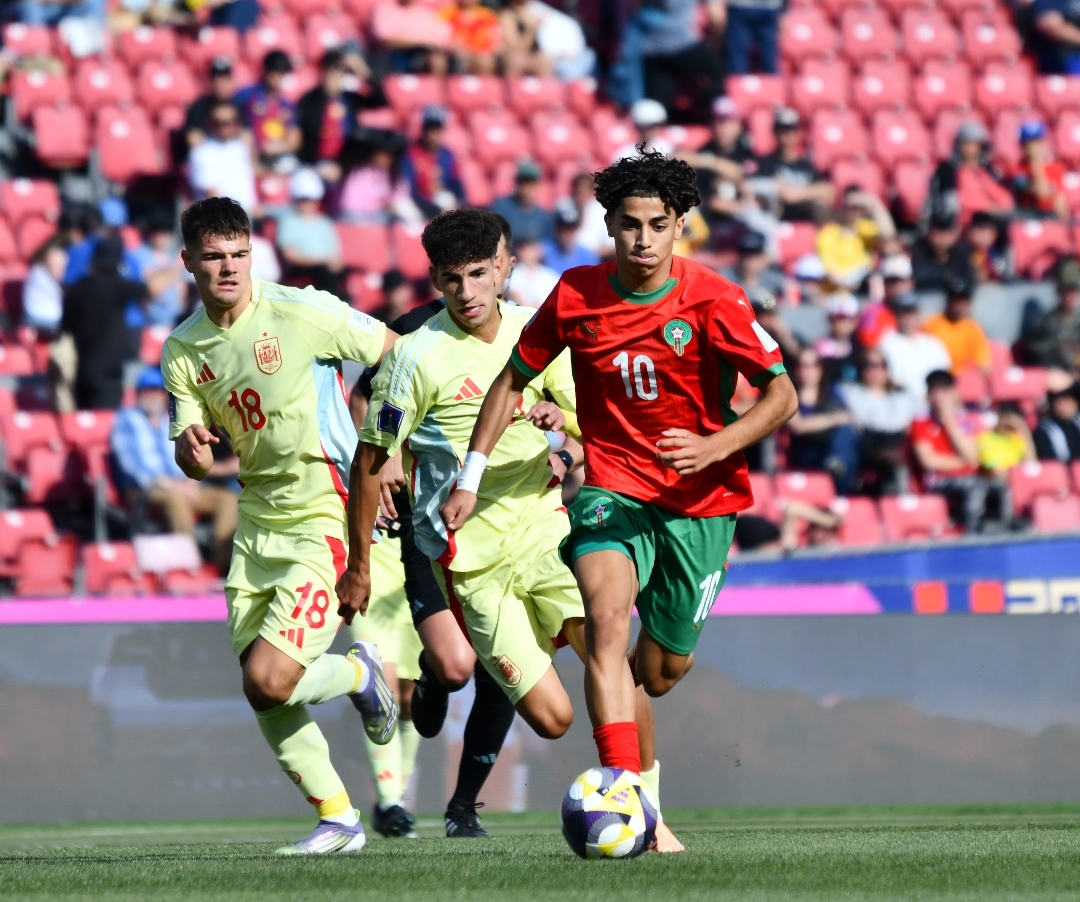 أشبال الأطلس يتعملقون ويسقطون صغار لاروخا بثنائية