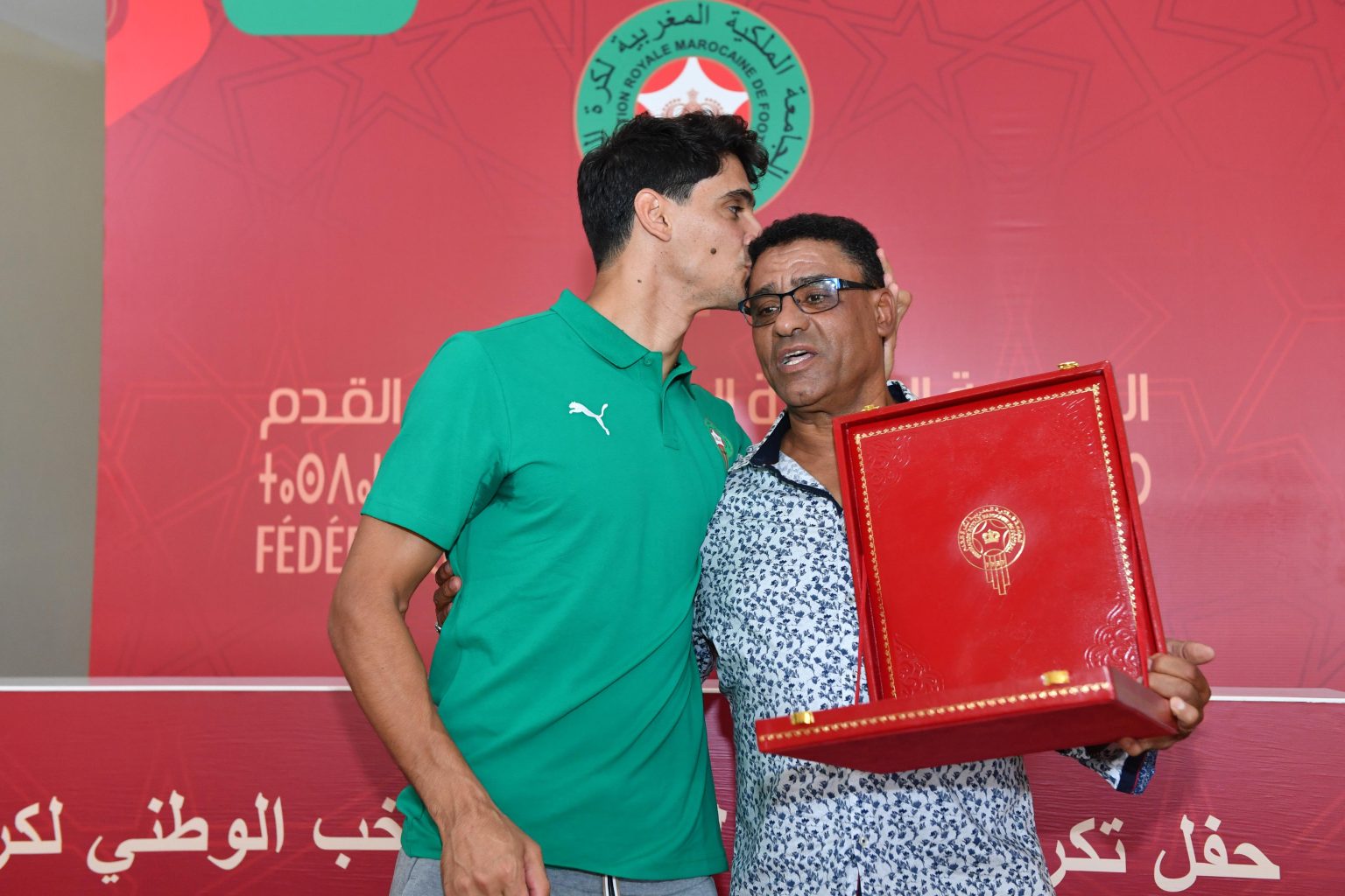 الأسطورة بونو يقبل رأس الغوليادور