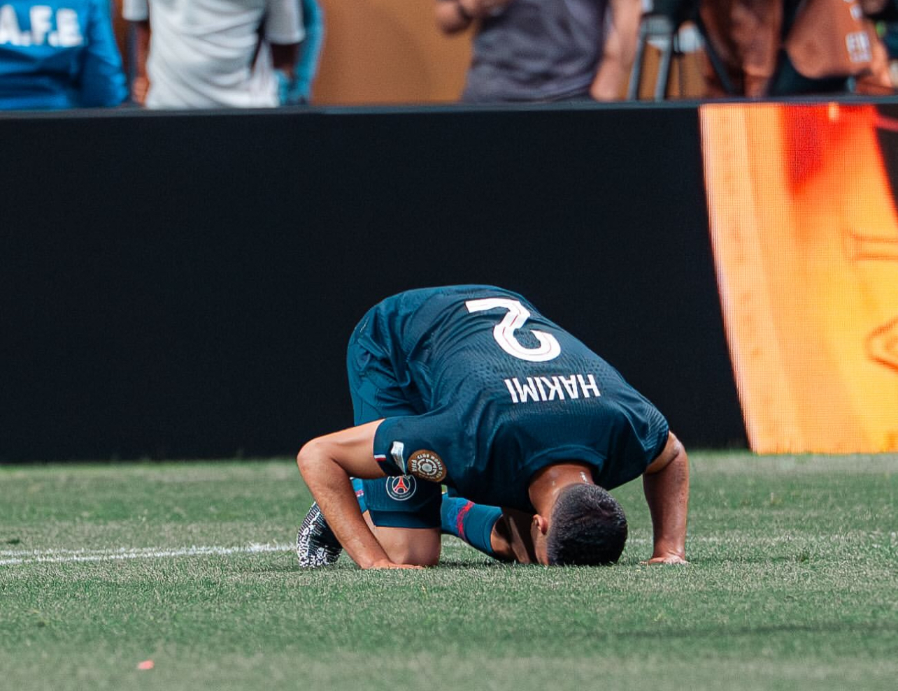 حكيمي يختار التشكيل الأفضل عبر التاريخ