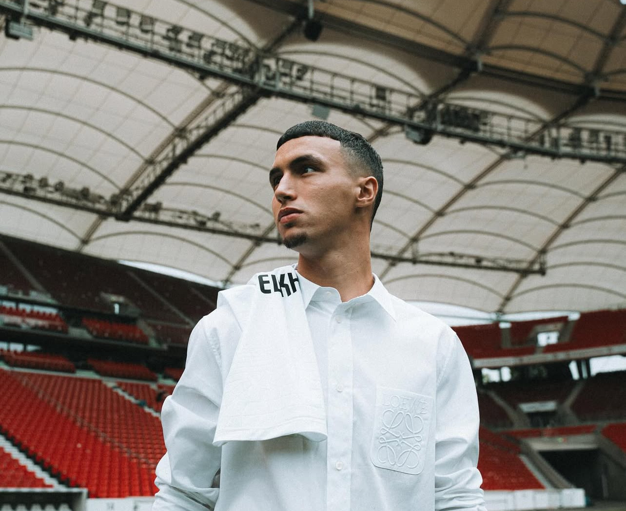 الخنوس سعيد بحمل قميص شتوتغارت الألماني