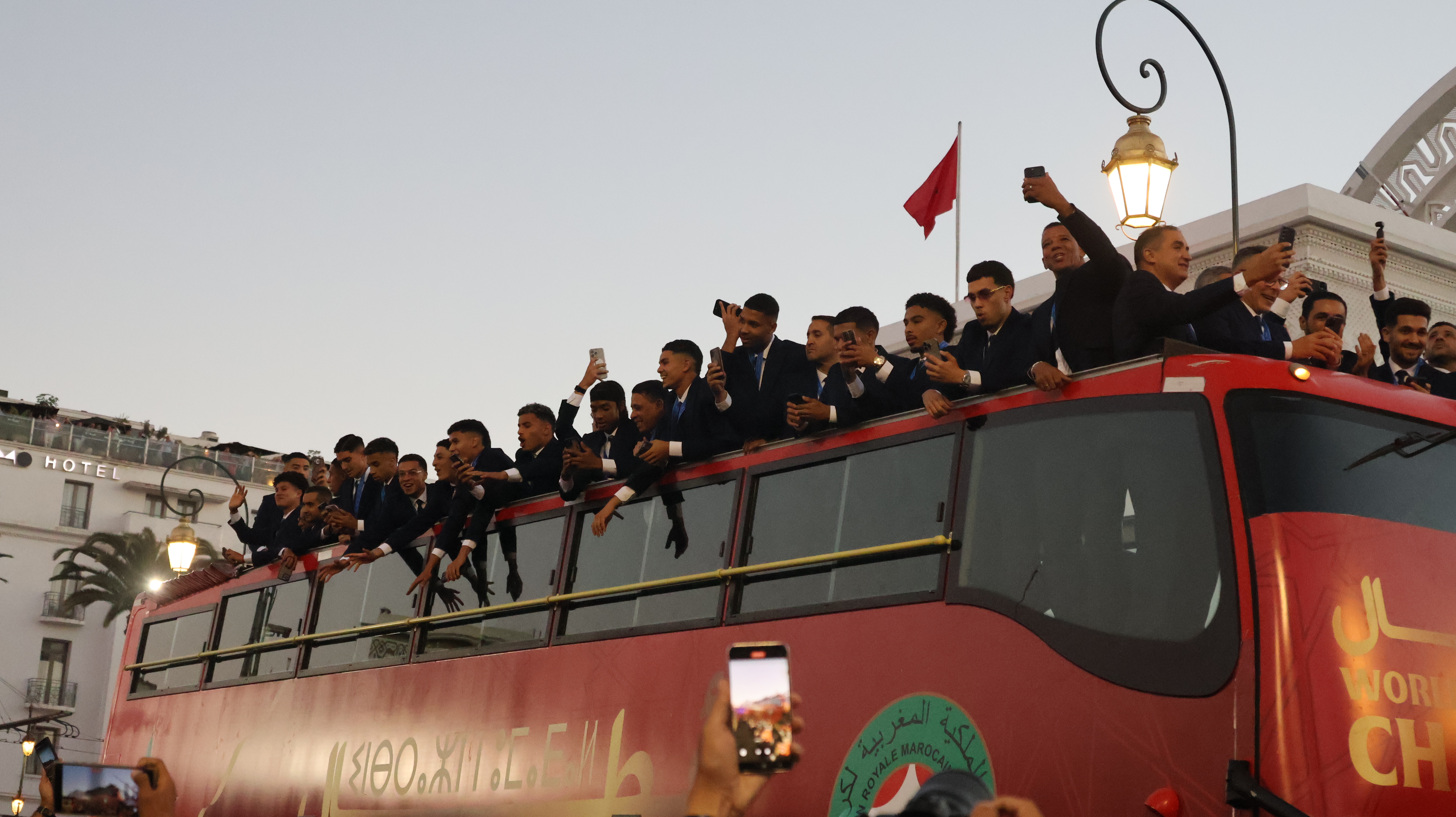 في شوارع الرباط، الجماهير المغربية تحتفي ب أشبال الأطلس  أبطال العالم