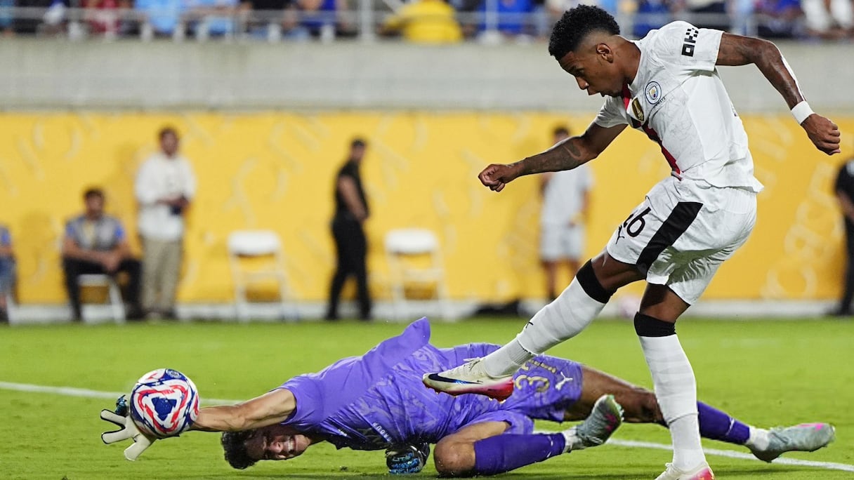 القفاز الذهبي يشعل المنافسة بين بونو والمحمدي