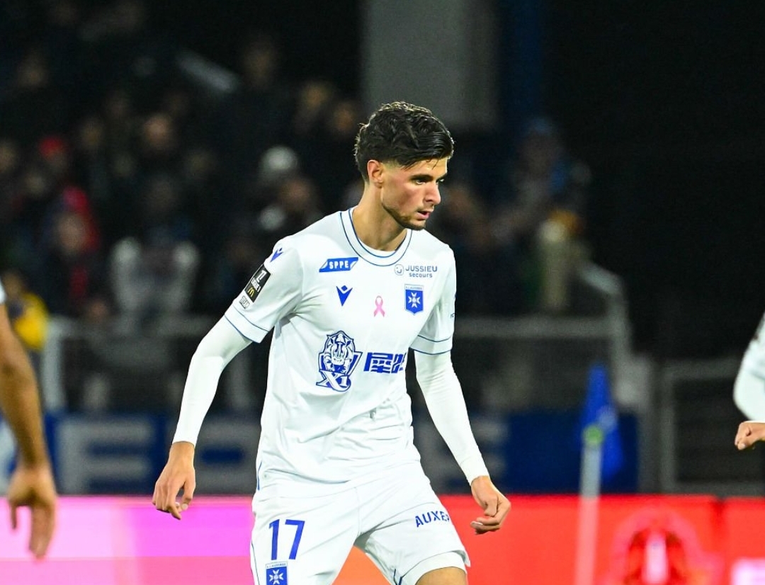 إصابة خطيرة لأسامة العزوزي على مستوى الكاحل