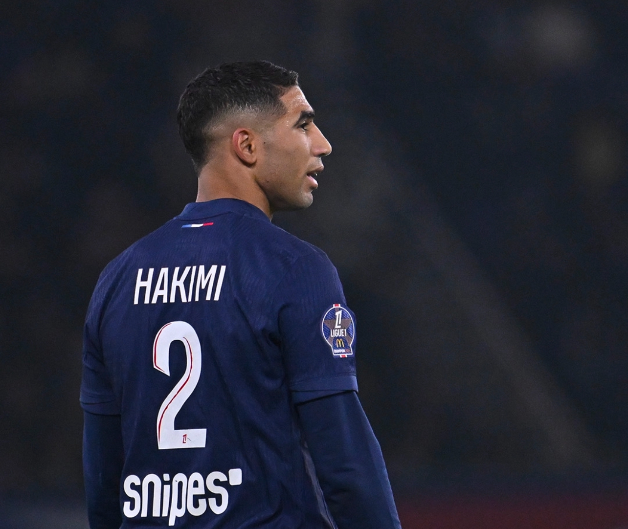 حكيمي ينافس عل مكان في التشكيل الأفضل للعام