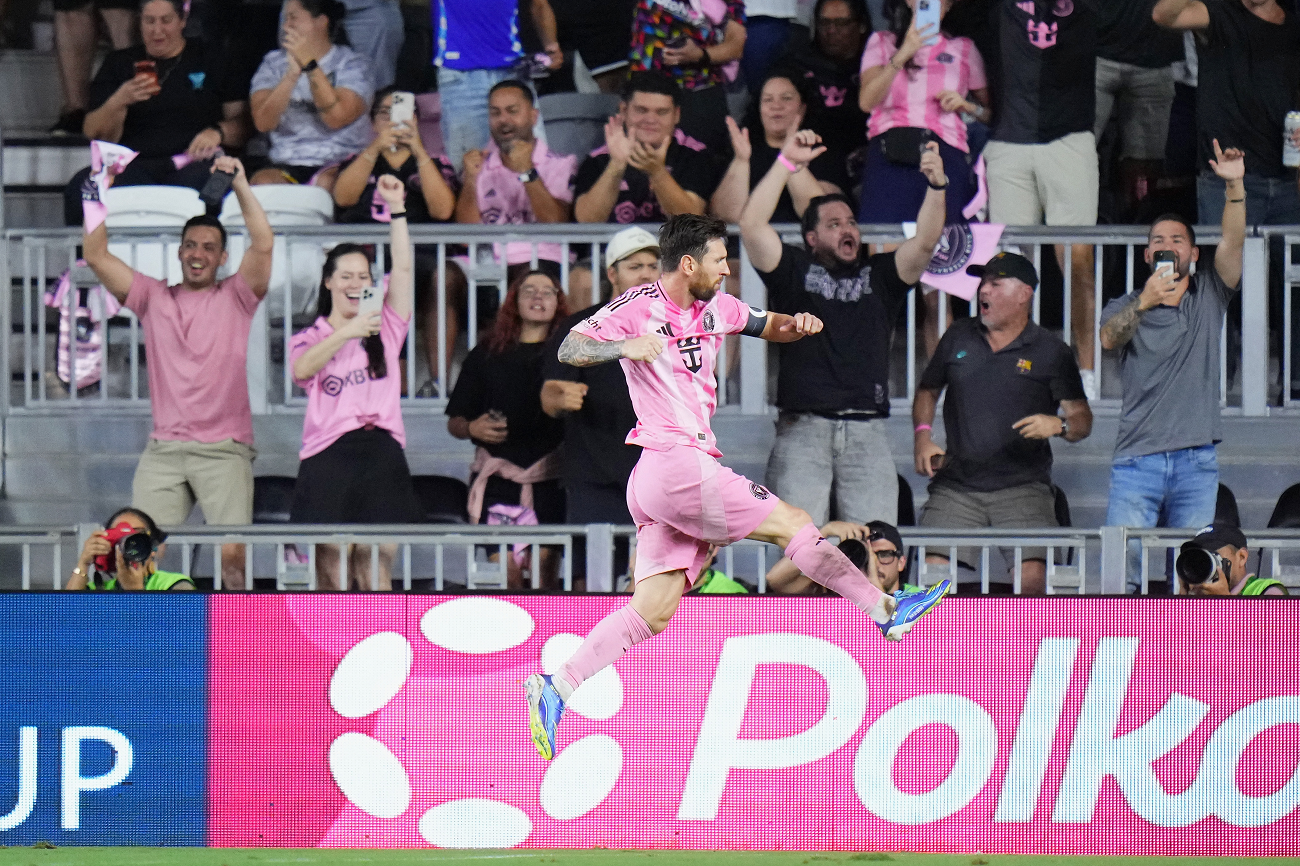 ثنائية لميسي تجعله محلقاً في صدارة الهدافين