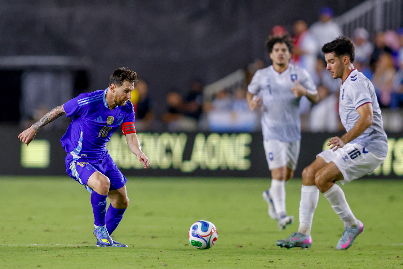 تمريرتان حاسمتان لميسي وثنائية لكل من ماك أليستر ولاوتارو