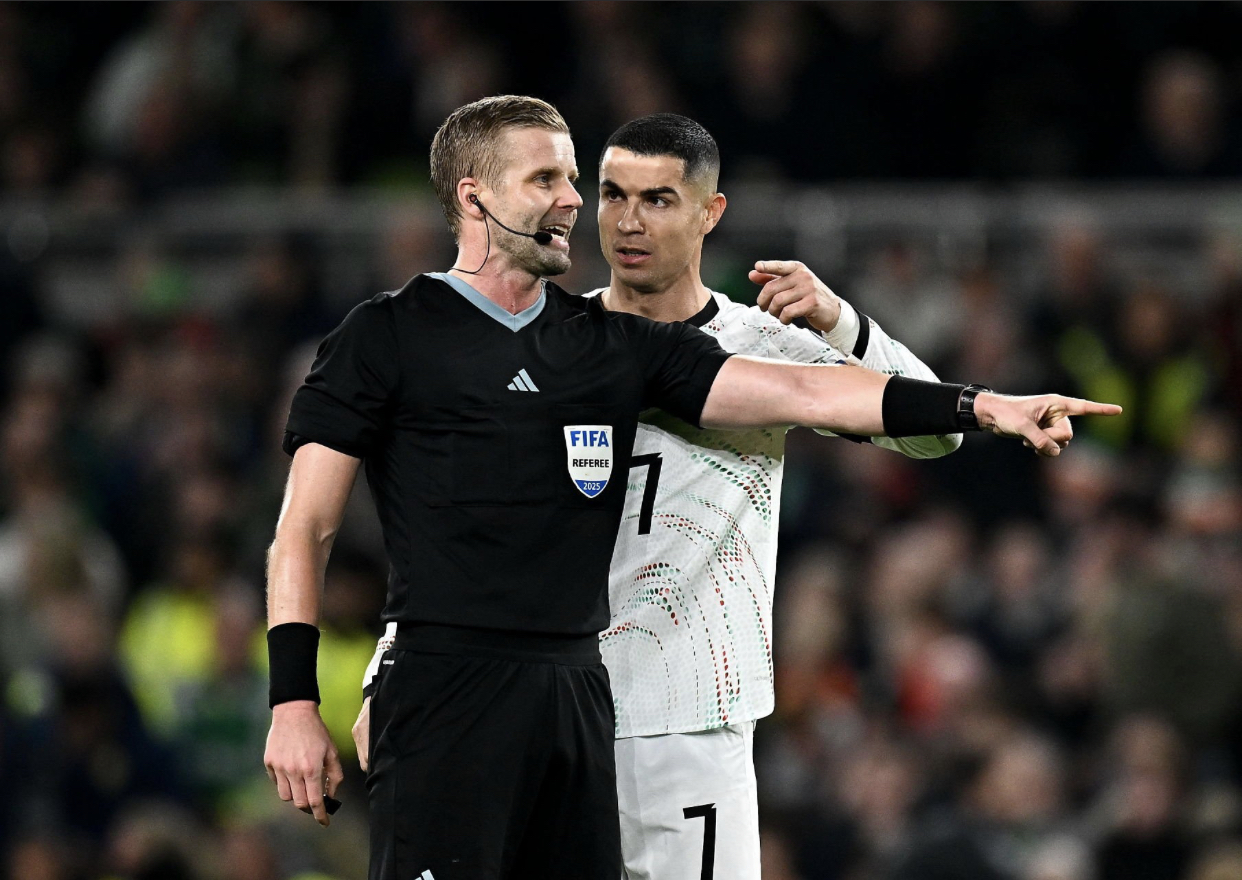 رونالدو يطرد في انتصار أيرلندا على البرتغال بتصفيات كأس العالم