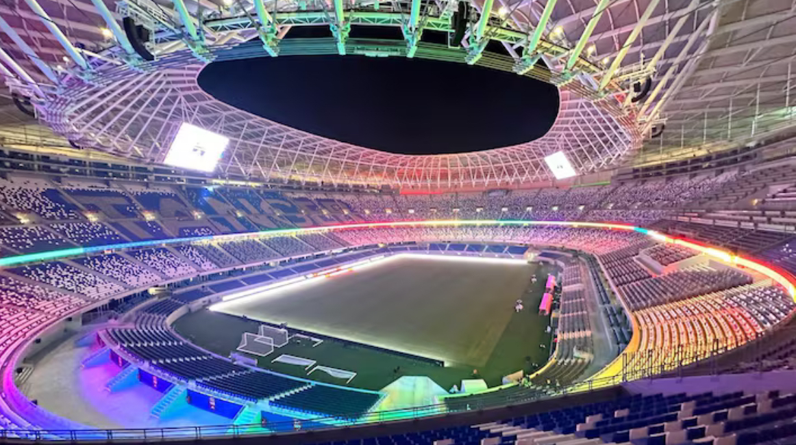 ودية المغرب وموزمبيق: الحكم، التوقيت والقناة الناقلة