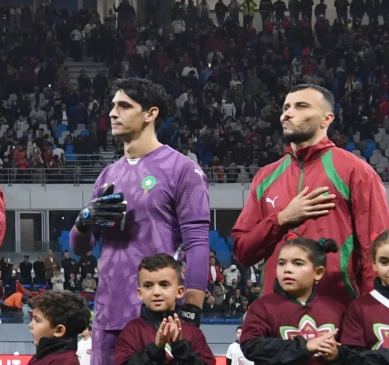 دفاع الأسود ثلثه من الخليج