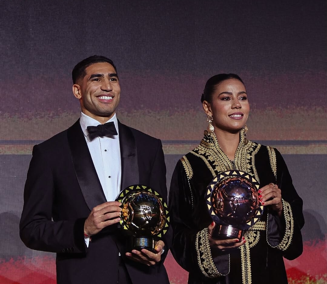 صورة تذكارية بين شباك وحكيمي في ختام جوائز الكاف