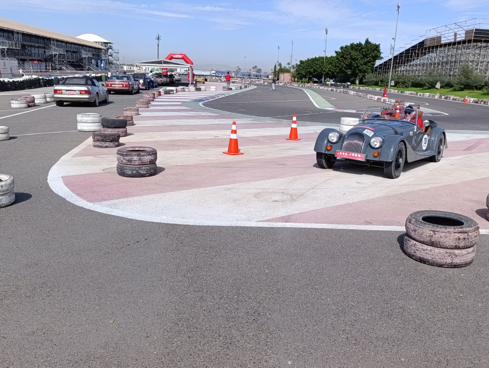 رالي المسيرة الخضراء  طريق العيون ... السيارات العتيقة تختبر لاول مرة حلبة مولاي الحسن للسيارات بمراكش.