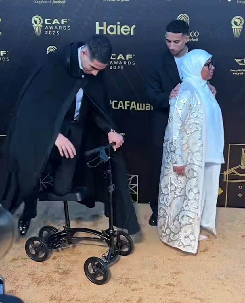 حكيمي يصل لحفل جوائز الكاف ب   التروتينيت  مع والدته