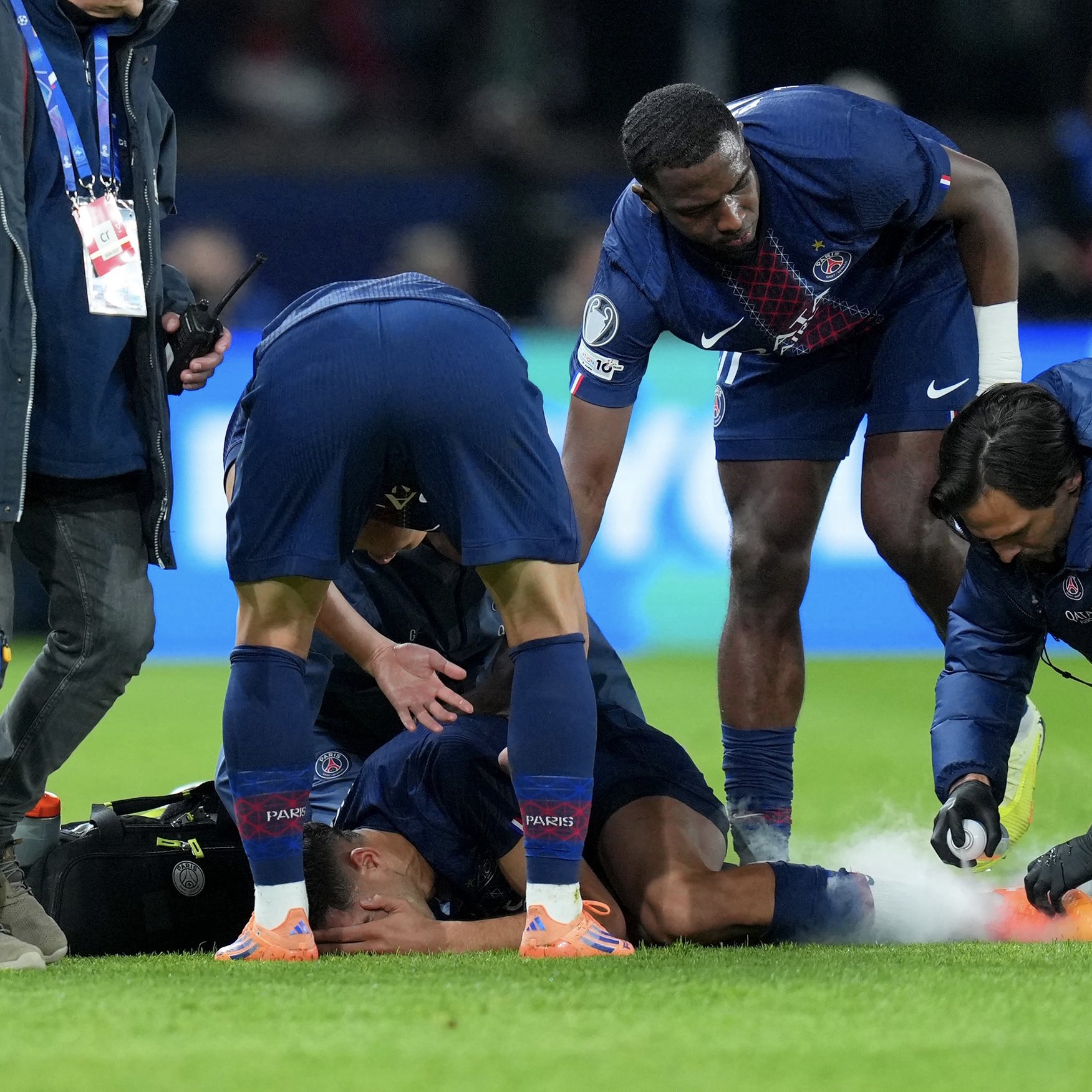 إصابة كاحل حكيمي بالتواء، كم يتطلب علاجها؟