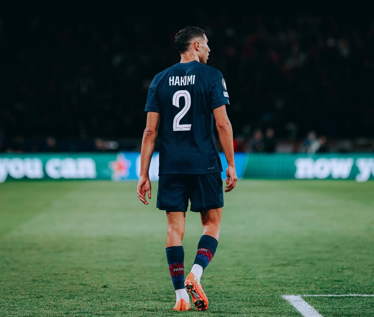 جماهير باريس تعبر عن تعاطفها مع حكيمي