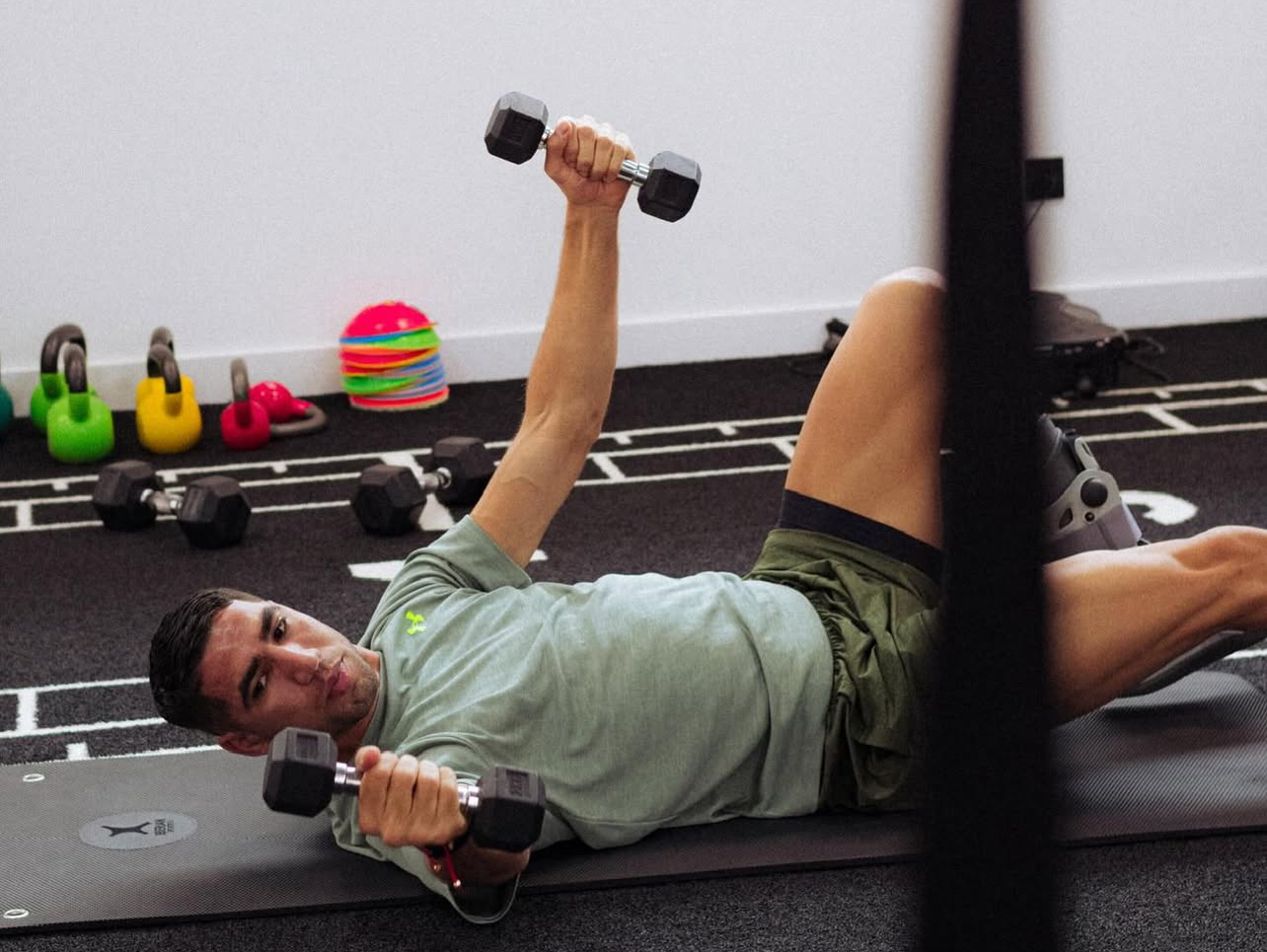 حكيمي سيزيل الحذاء الواقي بعد عشرة أيام ويسابق الزمن لحضور العرس القاري