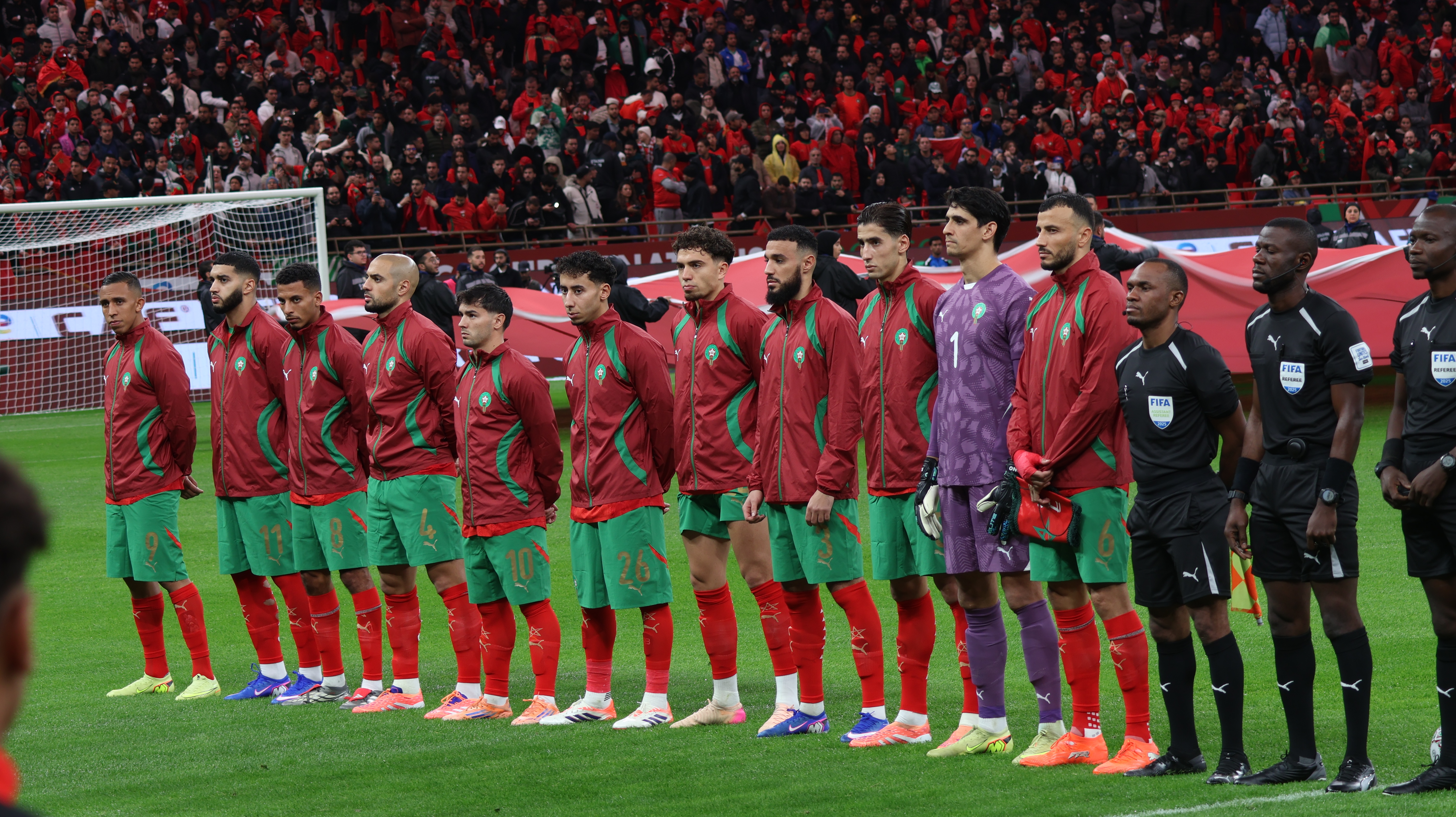 الأسود بأربعة مدافعين فقط في وسط الدفاع