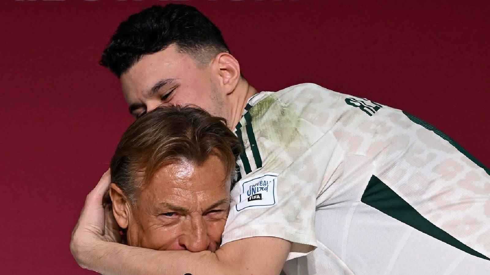 الحمدان يُقبل رأس رونار ويعتذر للسعوديين