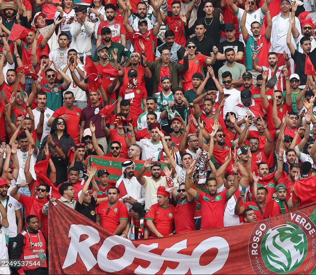الجمهور المغربي يشعل مدرجات ملعب خليفة
