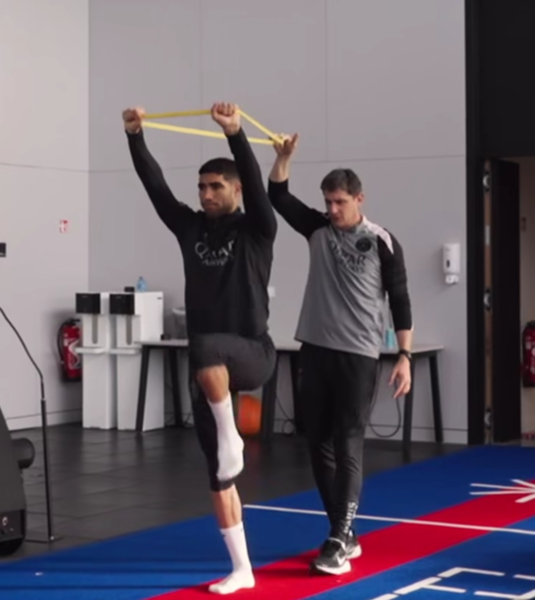 حكيمي يسابق الزمن للوصول إلى الكان