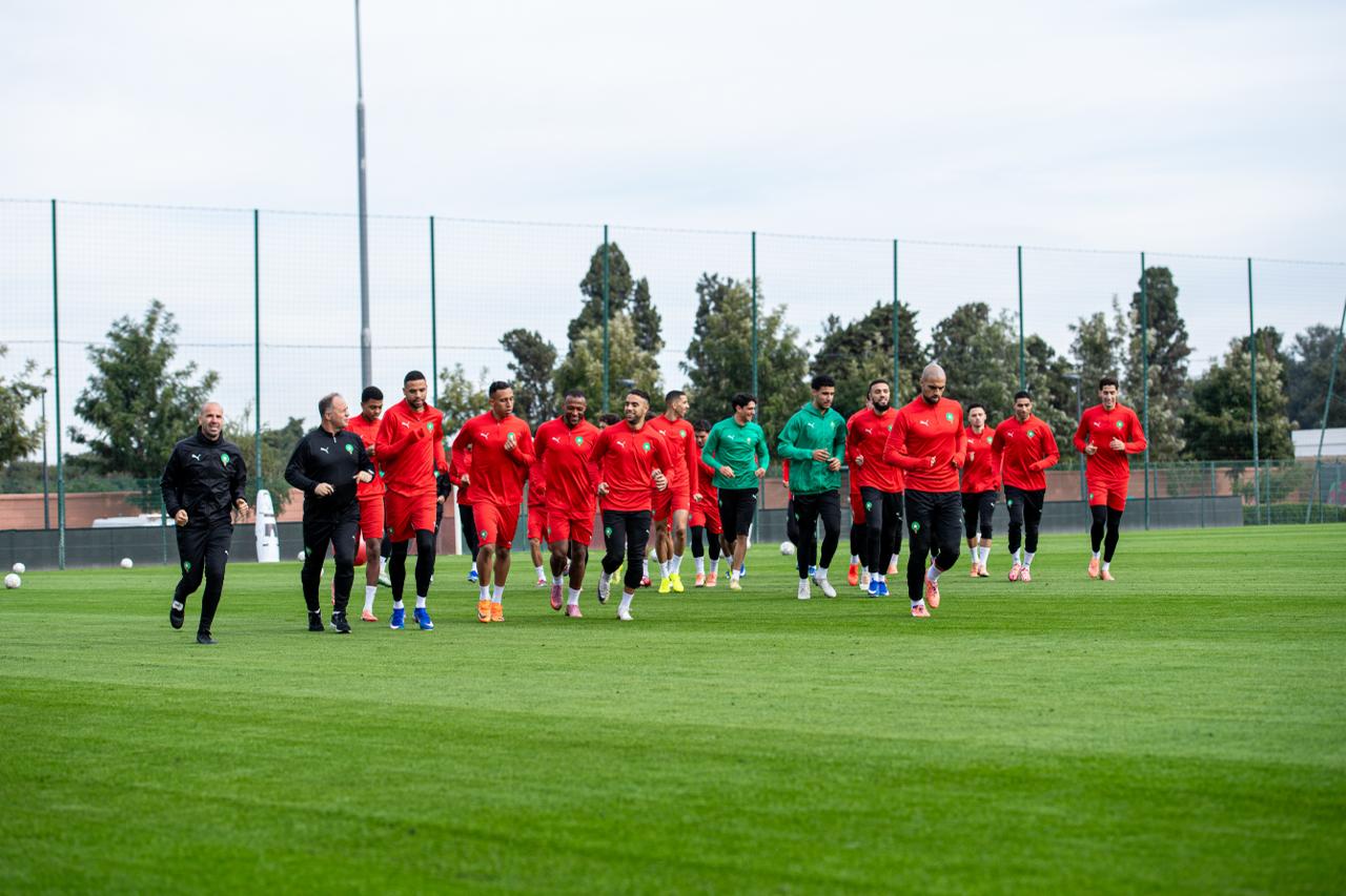 الركراكي مرفوقا بآيت بودلال في ندوة صحفية قبل مباراة مالي