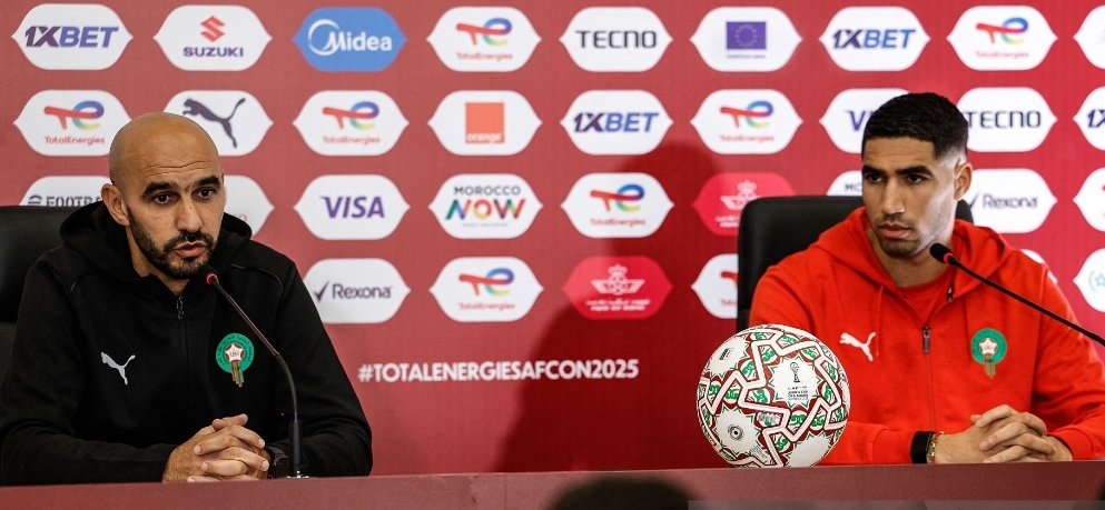 الركراكي برفقة حكيمي في ندوة صحفية قبل مباراة زامبيا