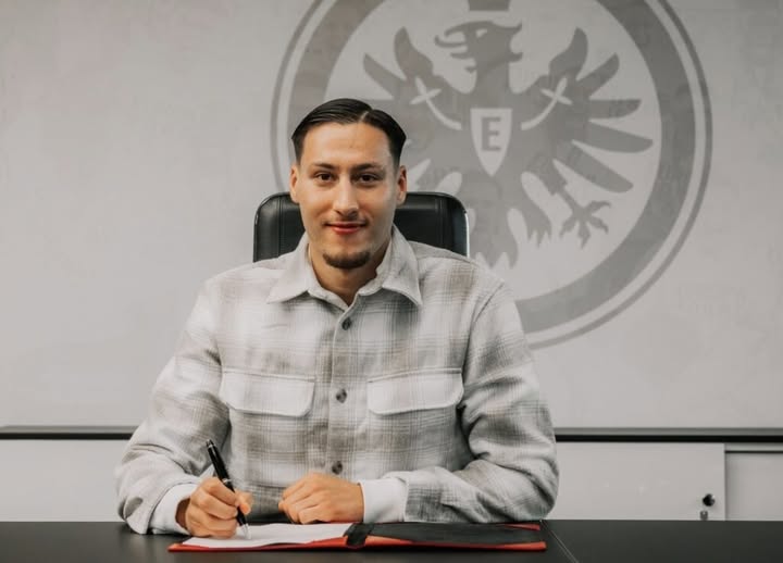 رسميا ابنوطالب يوقع عقدا طويل الأمد مع انتراخت فرانكفورت