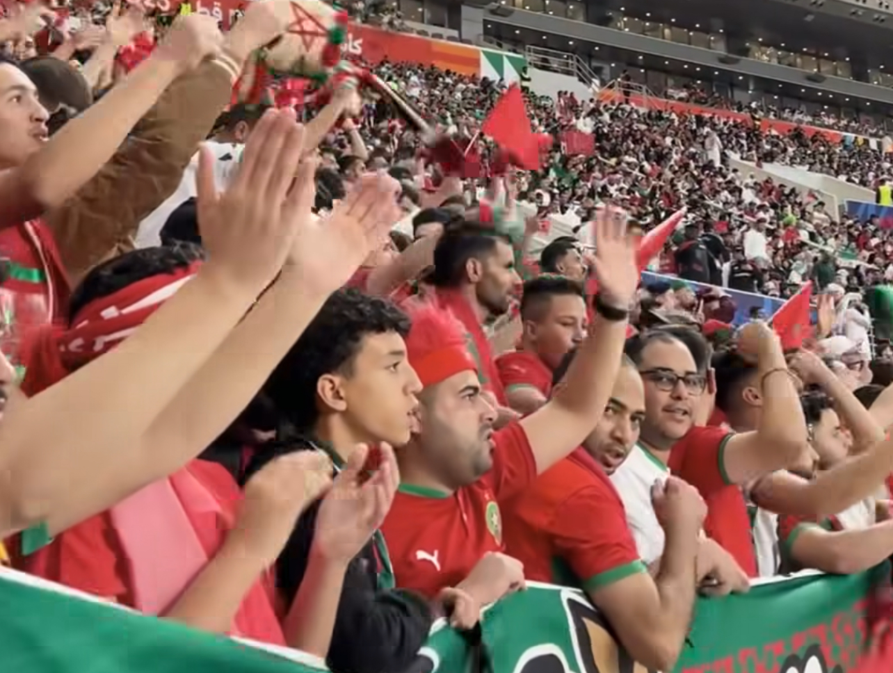 الجمهور المغربي في قطر..  حناجر تصدح بحب المملكة